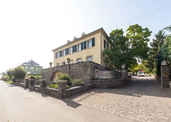 Wein- Und S A Pruem Hotel