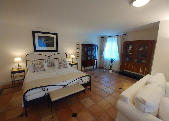 Wein- Und S A Pruem Hotel